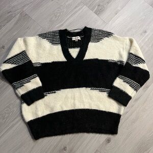 NWOT Knox Rose Fuzzy Black and White Sweater‎